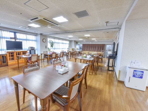 広々とした明るい食堂