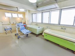 浴室の設備整った空間