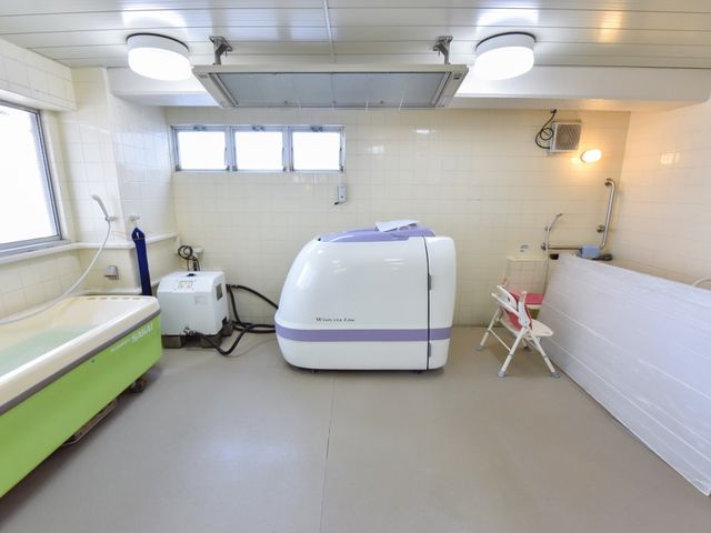 清潔な設備の浴室 浴室  清潔で広々としたスペースの浴室は、快適にご利用いただけるよう工夫が凝らされており、安心して働ける環境が整っています。