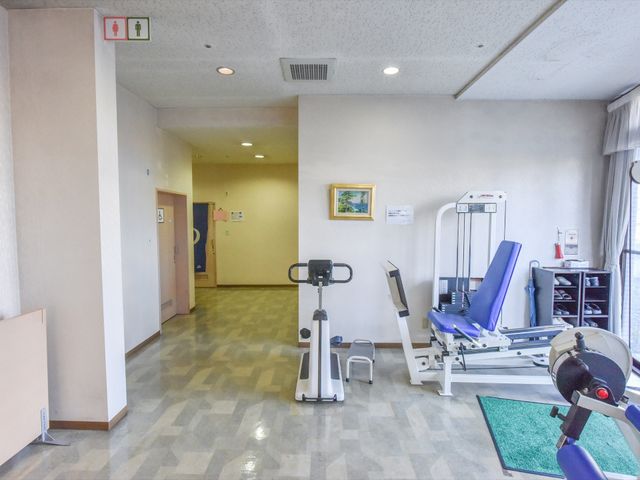 リハビリ機器のある部屋 トレーニングスペース  充実したトレーニング器具が置かれた機能訓練室。明るく開放的な空間で、体力維持のお手伝いができます。