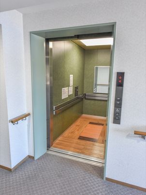 広々としたエレベーター室内 