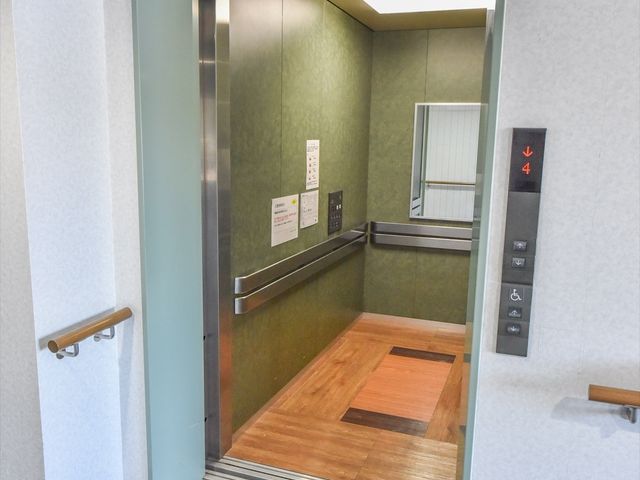 広々としたエレベーター室内 エレベーター 明るく広いエレベーターは、動線の確保にも配慮されており、ご利用の方々の移動が快適に行えます。