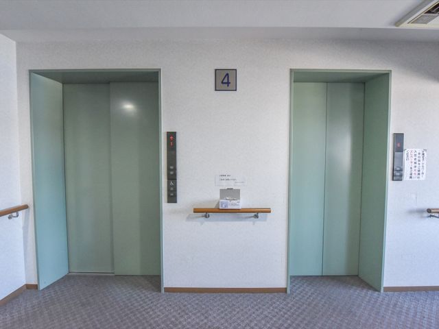 廊下にあるエレベーター エレベーター 手すりが設置されたエレベーター前です。利用者の移動を支援するため、安全に配慮された設計になっております。