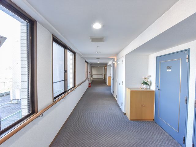 綺麗な施設の廊下 廊下 ゆったりとした廊下は明るく、利用者の移動がしやすい設計です。コミュニケーションも取りやすい落ち着いた雰囲気があります。
