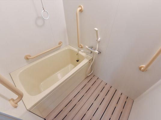  手すり付き浴室 