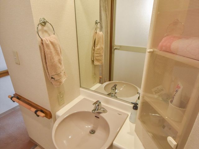 清潔感のある洗面台 洗面台 手すりつきで安全に配慮された洗面スペースです。身だしなみを整える日常のひとときも快適に過ごせます。