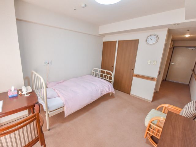 居室の明るい空間 居室  広々とした居室には、日々の生活に必要な家具が備わっており、快適なprivate timeを過ごせます。