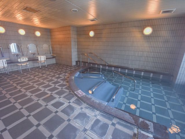 清潔な空間の浴室 大浴場 ゆったりとした造りの浴室です。日々の疲れを癒せる、清潔感のあふれる空間が整っています。