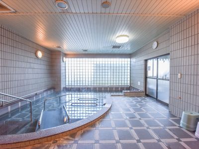 広々とした明るい浴室 