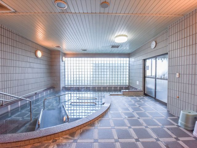 広々とした明るい浴室 大浴場 ゆったりとくつろげる広々とした浴室です。明るく清潔感のある環境でリラックスしていただけます。