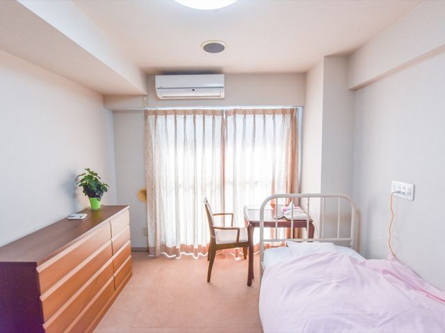 整えられた居室の空間 居室 清潔感のあふれる個室は、居心地の良さを優先した設計です。窓からの自然光が柔らかく差し込み、快適な日常を支えます。