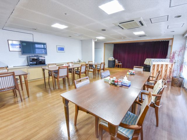 広々とした共有ダイニング 食堂  木の温もりを感じるダイニングルームです。テレビや雑誌が備え付けられ、ゆったりとした食事やコミュニケーションの場が提供されています。