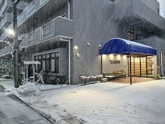雪の日の建物外観  
