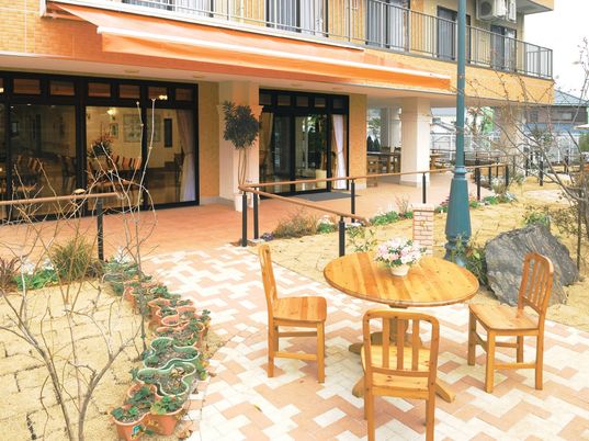 明るい中庭の様子