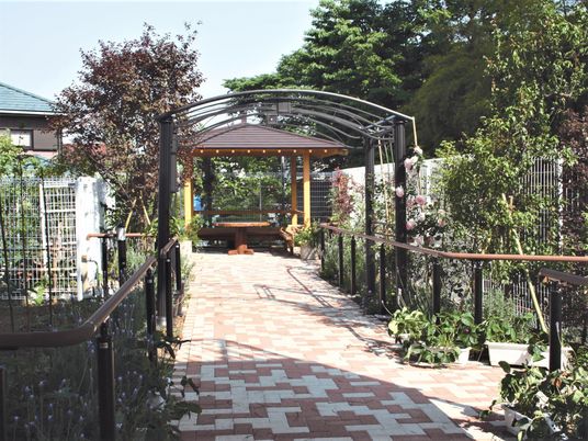 緑に囲まれた休憩所