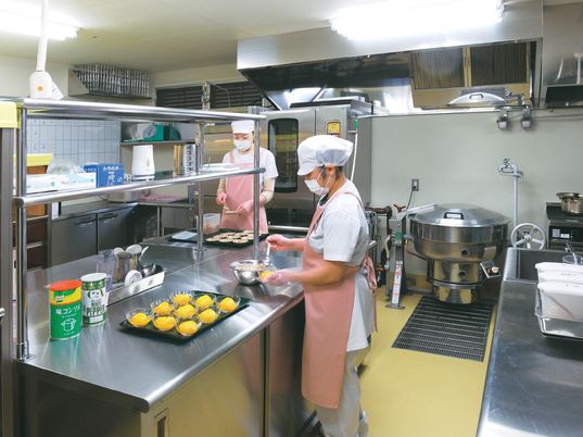 キッチンの調理風景