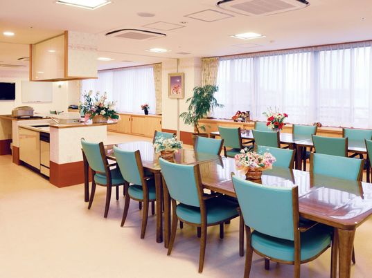 ゆったりとした明るい食堂