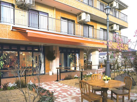 オレンジ色の建物エントランス