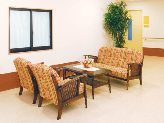 応接セットのある廊下