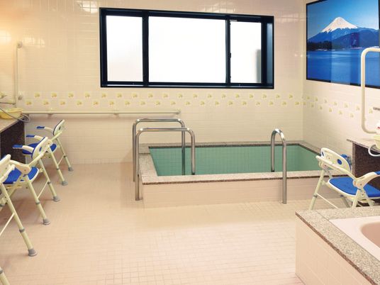 浴槽と手すりのある空間