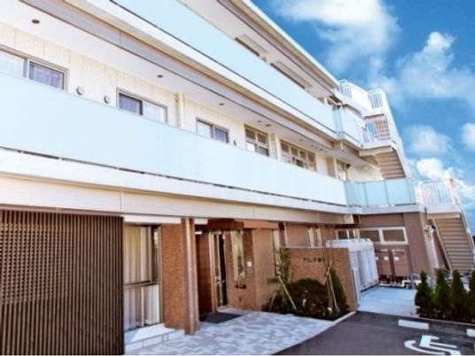 明るい建物のエントランス