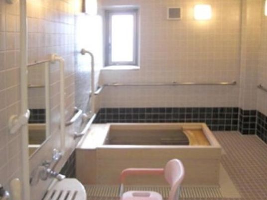 手すり付き清潔な浴室