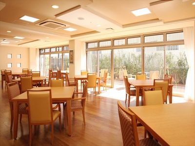 陽光溢れる明るい食堂