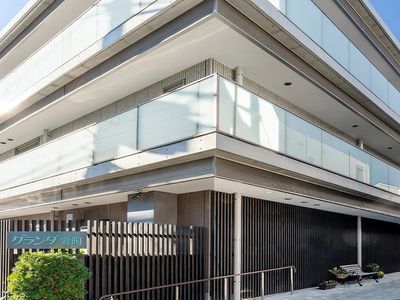 清潔なエントランス外観