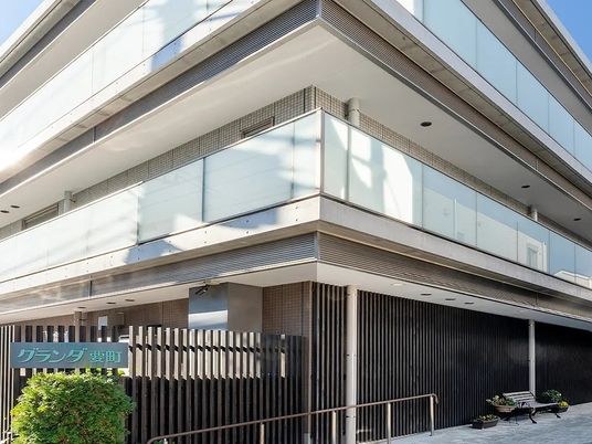 清潔なエントランス外観