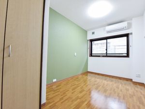 広々とした洋室の一室