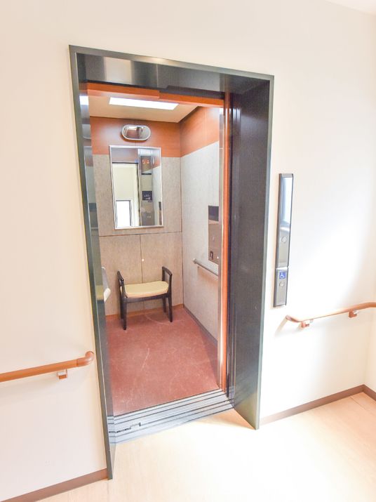 エレベーター室は奥行きがあり車椅子使用者と介助者が室内に入っても余裕がある。また、椅子が設置してあるため、腰掛けることが出来る。