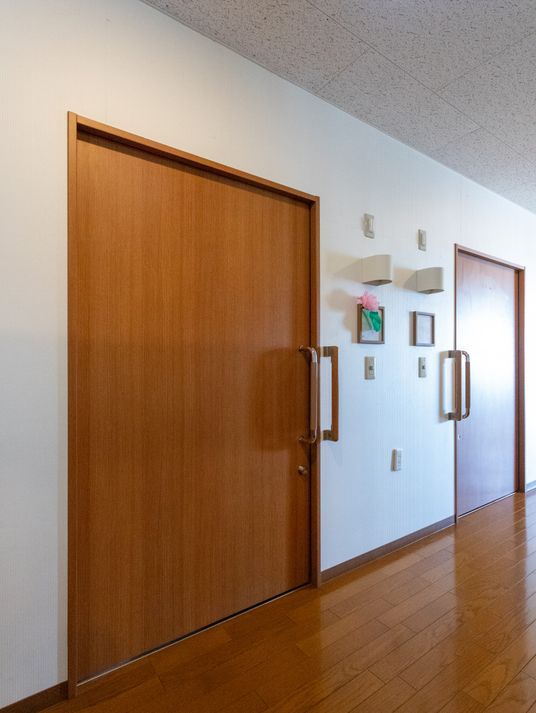 廊下の木製ドア