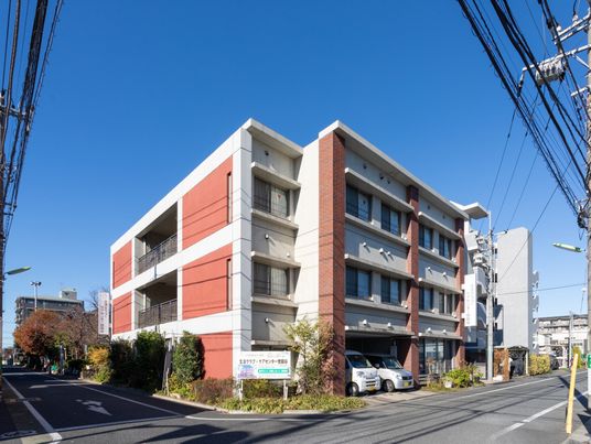 赤い壁の建物外観