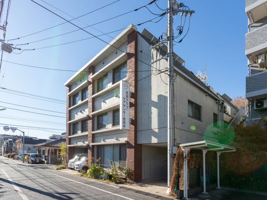 落ち着いた建物の外観