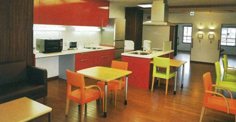 明るいキッチンとダイニング