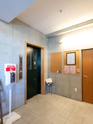 明るい廊下のエレベーター