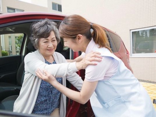 介助員と利用者の笑顔