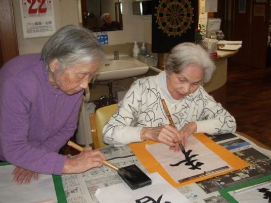 書道を楽しむ人々