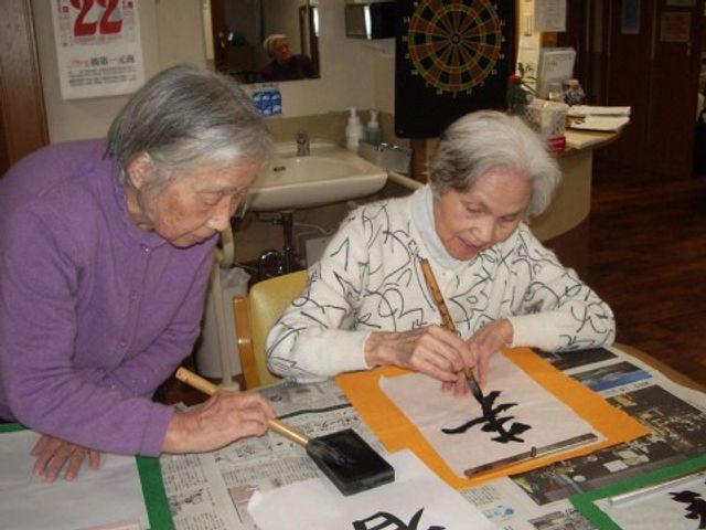 書道を楽しむ人々