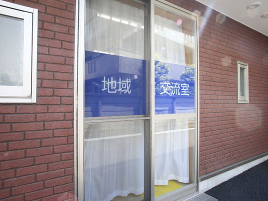 窓に映る赤レンガの建物