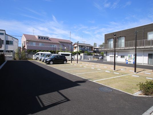 晴天下の駐車場風景