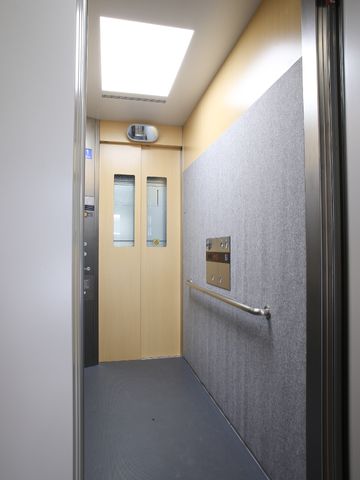 無人のエレベーター内部