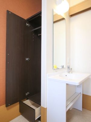 洗面台とクローゼットの一角
