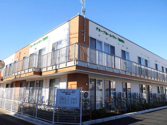 明るい外観の建物  