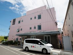 ピンクの建物外観