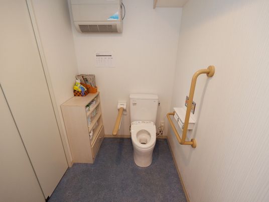 バリアフリー設計のトイレ