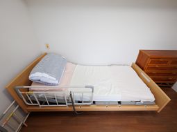 シンプルな居室のベッド