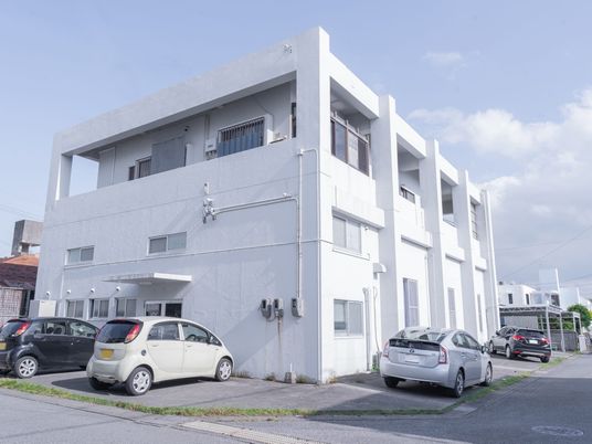 白い建物の外観  