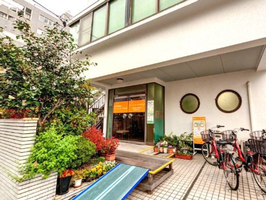 明るい玄関前の外観  