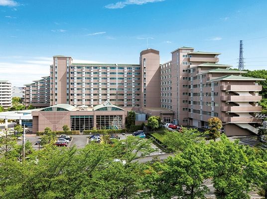 大きな建物の外観